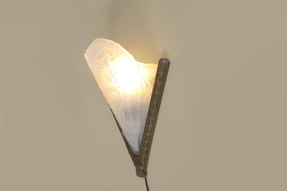Image 1 of Franse Art Deco wandarmatuur met matte, geperst glazen kap, jaren 1920