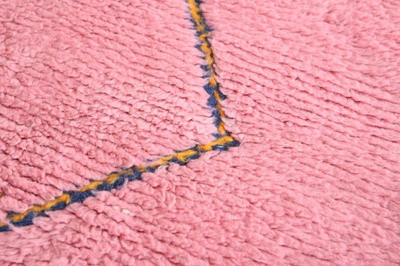 Image 1 of Tappeto berbero fatto a mano in pura lana, realizzato secondo la tradizione con motivi rosa, dimensioni 200/300 cm.