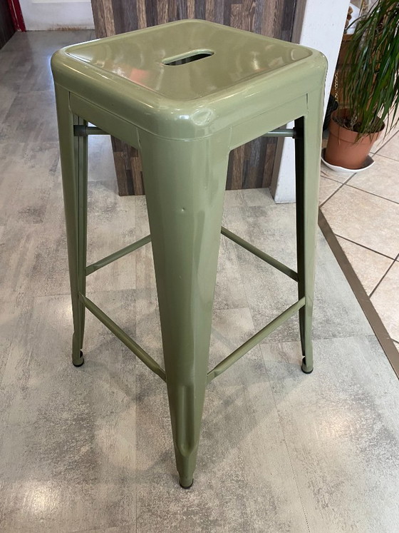 Image 1 of Taburete alto industrial Tolix H75 apilable, color verde oliva.