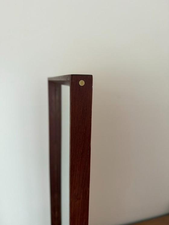 Image 1 of Bellissimo specchio vintage danese in teak con bordi smussati e graziosi dettagli in ottone.