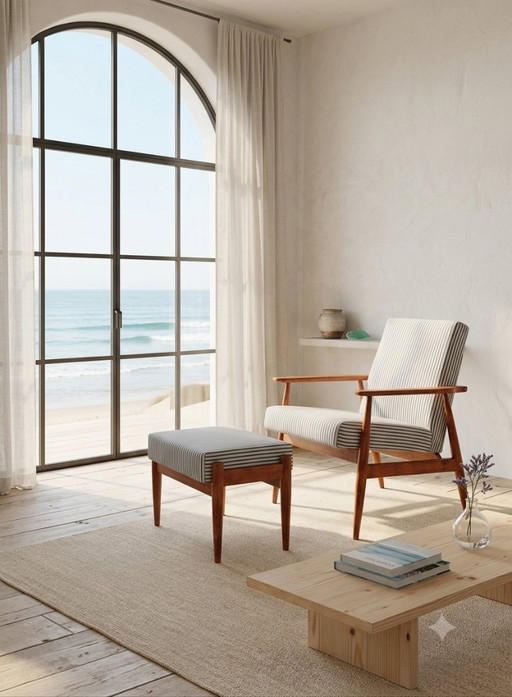 Poltrona in stile Mid-Century Modern con poggiapiedi in legno e tessuto di cotone a righe.