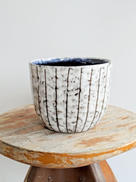 Image 1 of Maceta antigua de mayólica húngara, esmalte blanqueado, diseños de esgrafiado, cerámica de mediados de siglo.