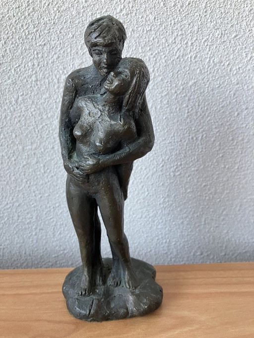 Zwaar massief bronzen beeld ven verliefd paar. 2 kg.