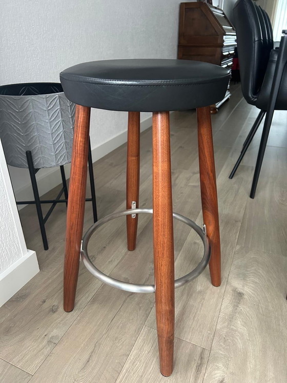 Image 1 of Carl Hanson & Son 3x tabourets de bar en noyer avec assise en cuir