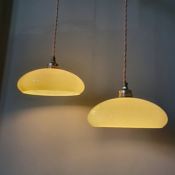 Image 1 of Ensemble de 2 suspensions vintage en verre opalin pastel vert/menthe.