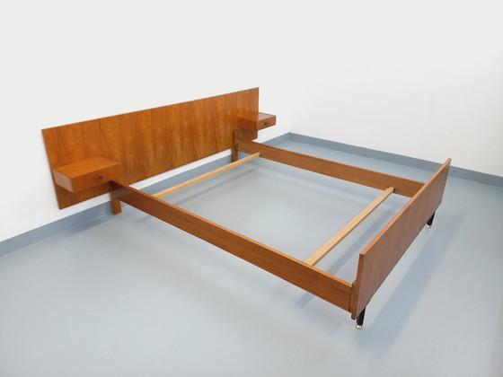 Image 1 of Vintage modernistisch tweepersoonsbed uit de jaren 60, gemaakt van teakhout en zwart metaal, met geïntegreerde nachtkastjes.