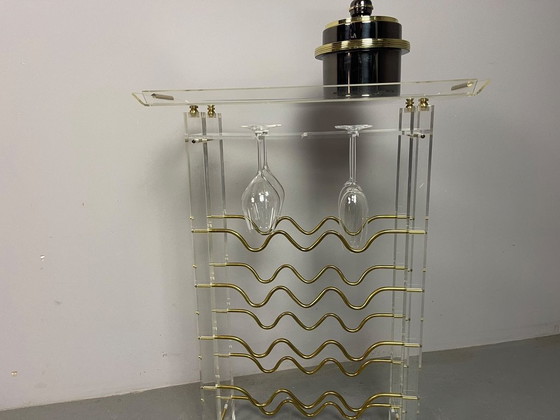 Seltenes skulpturales David Lange Lucite & Messing Weinregal. Frankreich, 1970er Jahre. Ref.: DO2000 (photo 9 of 12)