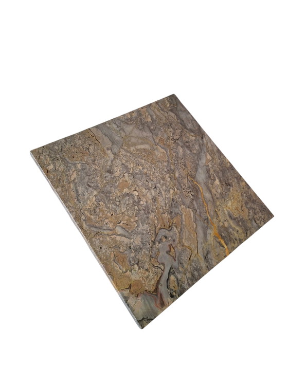 Table de chevet ancienne avec plateau en marbre, légères traces d'utilisation conformes à l'âge de ce meuble. (photo 5 of 5)