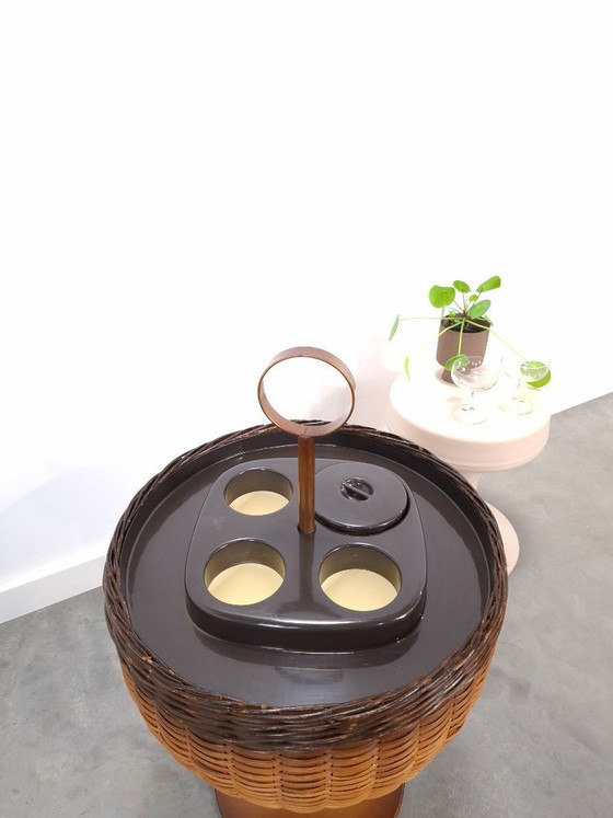 Image 1 of Bar portátil, vinoteca con ratán y plástico.