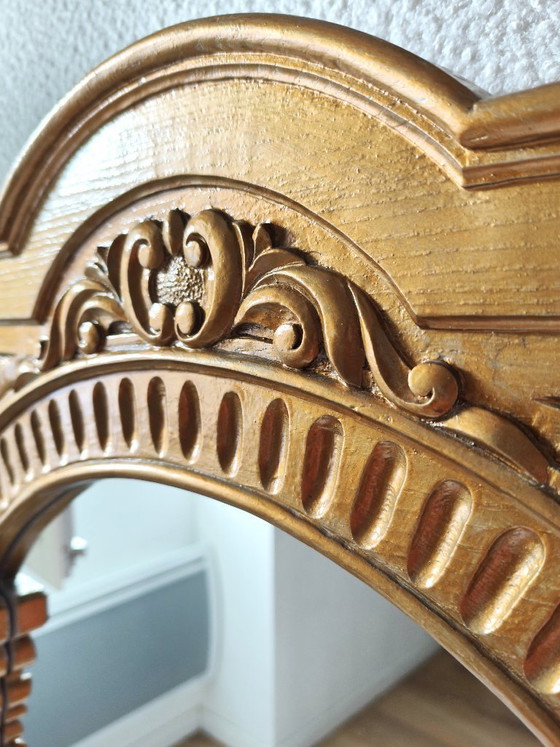 Image 1 of Specchio con frontone dorato