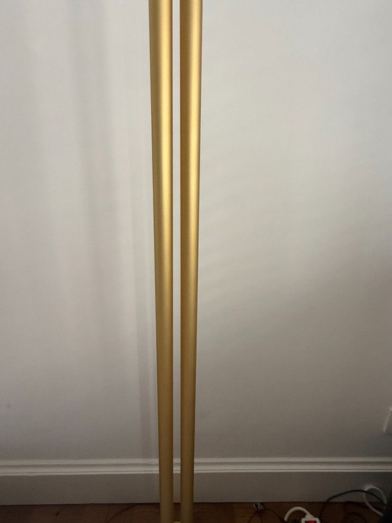 Image 1 of Le lampadaire Flos s'harmonise avec la couleur champagne.