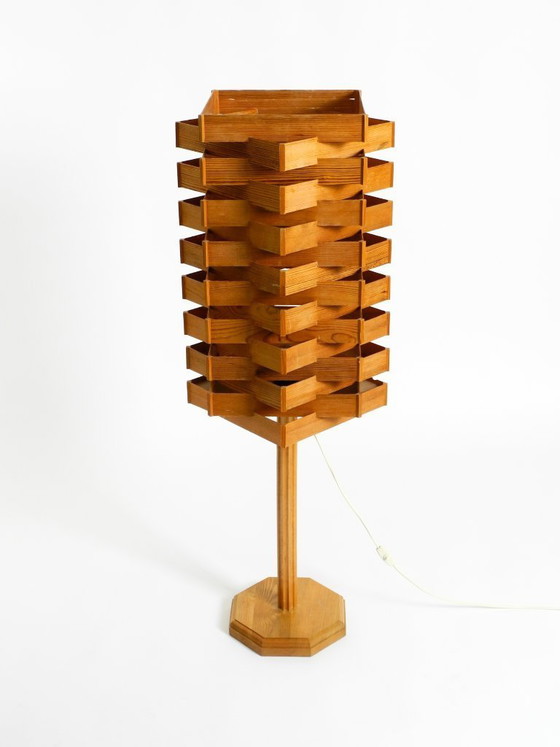 Image 1 of Grote, zeldzame vloer- of tafellamp uit de jaren 60 van grenenfineer — Scandinavische productie | Hoogte 120 cm