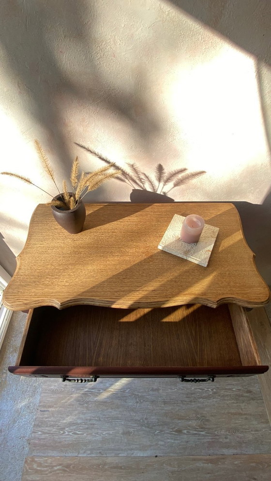 Image 1 of Gerestaureerde ladekast in Louis XV-stijl - met een blad van natuurlijk hout en een diepe beits.