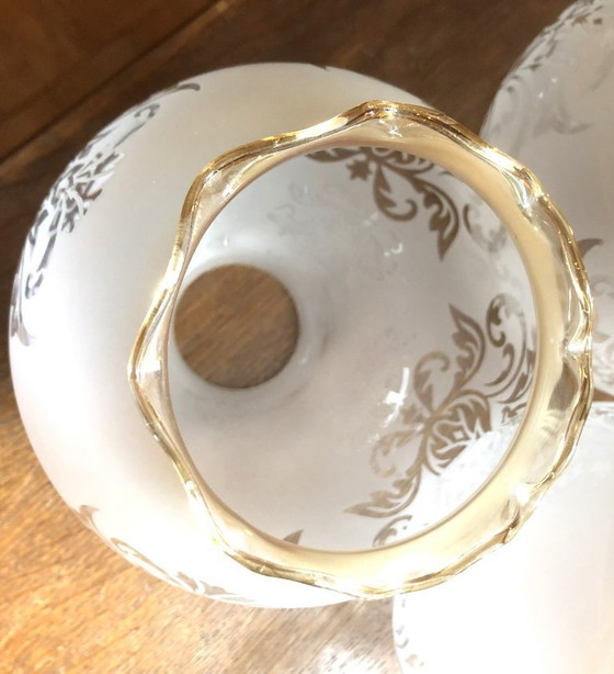 Image 1 of Lot de 8 globes en verre Art Deco, motif floral et bord festonné irisé doré