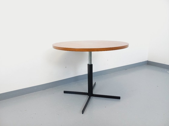 Image 1 of Grande table basse ronde style scandinave vintage modulable en table à manger “monte et baisse”, en teck et métal noir