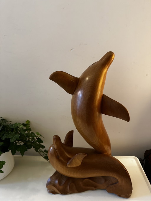 Handgeschnitzte Delfinstatue aus Holz