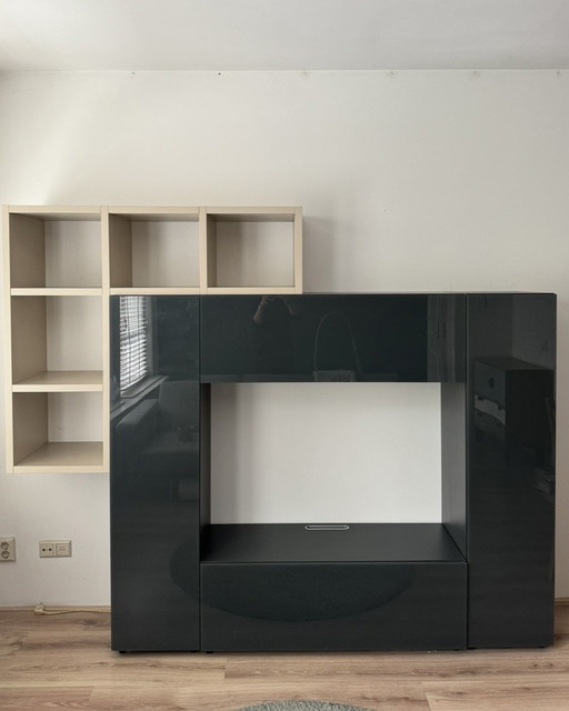 Isassi wall cabinet with (non-transparent) glass doors