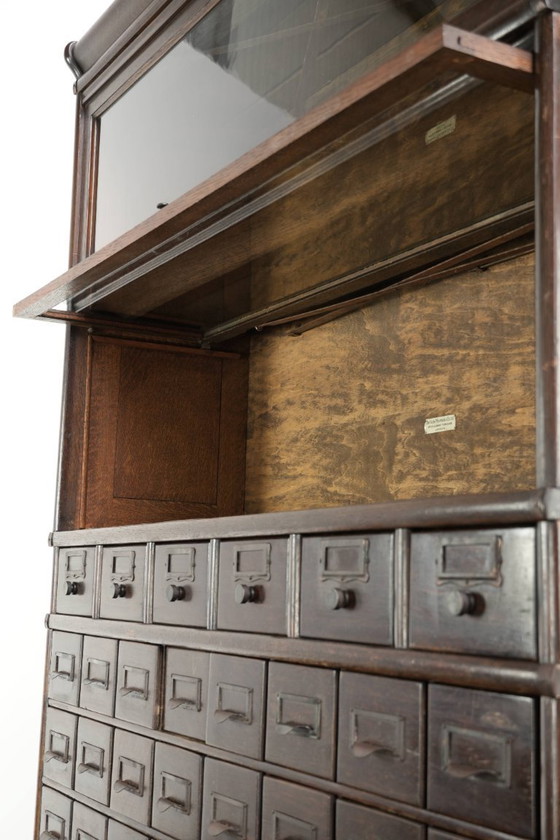 Image 1 of Unieke en zeer originele 19e eeuwse globe Wernicke modulaire notaris/ kantoor/ apothekerskast