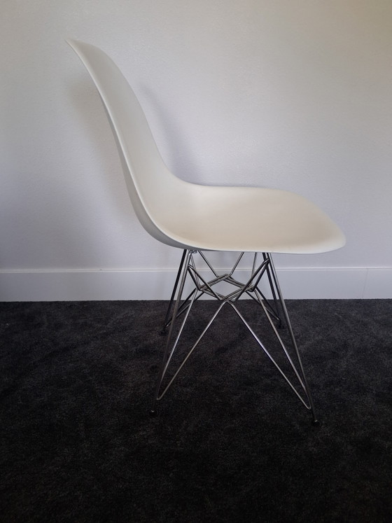 Image 1 of 8 chaises de salle à manger Vitra Eames