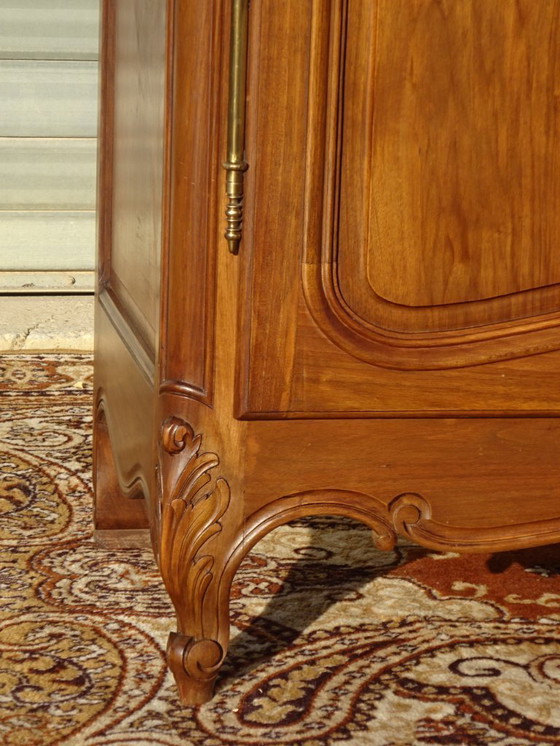 Image 1 of Armadio in noce massello in stile Luigi XV