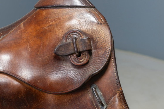 Image 1 of Coppia di sgabelli da bar stile sella, in pelle vintage e struttura in metallo, fine XX secolo.