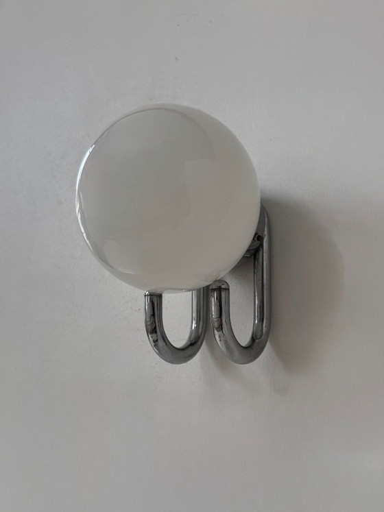 Image 1 of Coppia di applique vintage, metallo cromato e vetro opalino, Francia, 1960