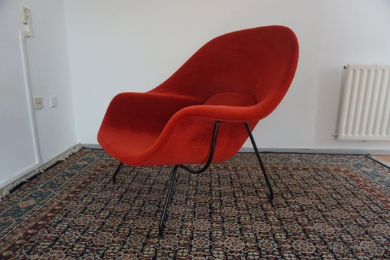 Knoll Womb Chair in red alpaca - Eero Saarinen, Chairs and lounge chairs, Metal, Textile, Black (photo 4 of 17)