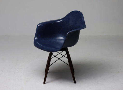 Sillón Eames de Herman Miller – Azul índigo y nogal – eetkamerstoelen, Wood