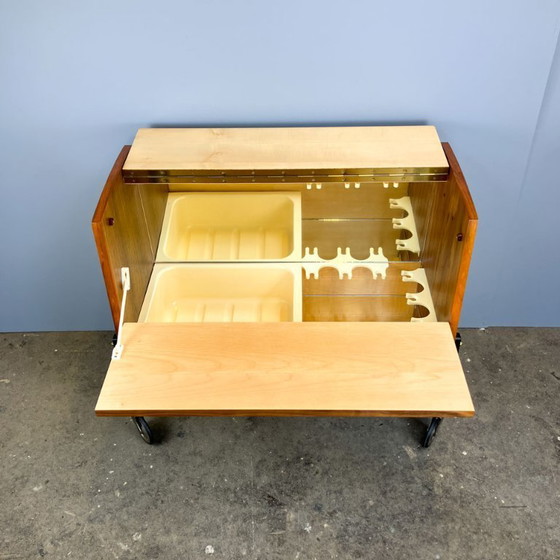 Image 1 of Mobile bar su rotelle con specchi interni, noce, anni '60