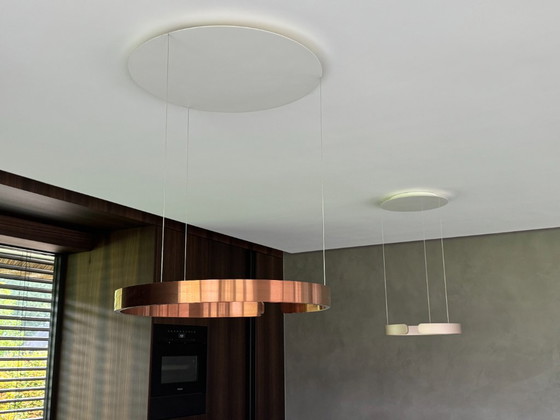 Zwei Pendelleuchten: 1x Occio Mito Sospeso 60cm Rose Gold und 1x Occio Mito Sospeso 40cm Matt Gold – Aluminium (photo 3 of 6)