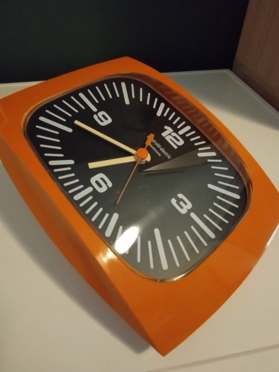 Horloge murale orange Space Age des années 70 – Good-Old-Electric, Pendules, Plastique, Plexiglas (photo 4 of 7)