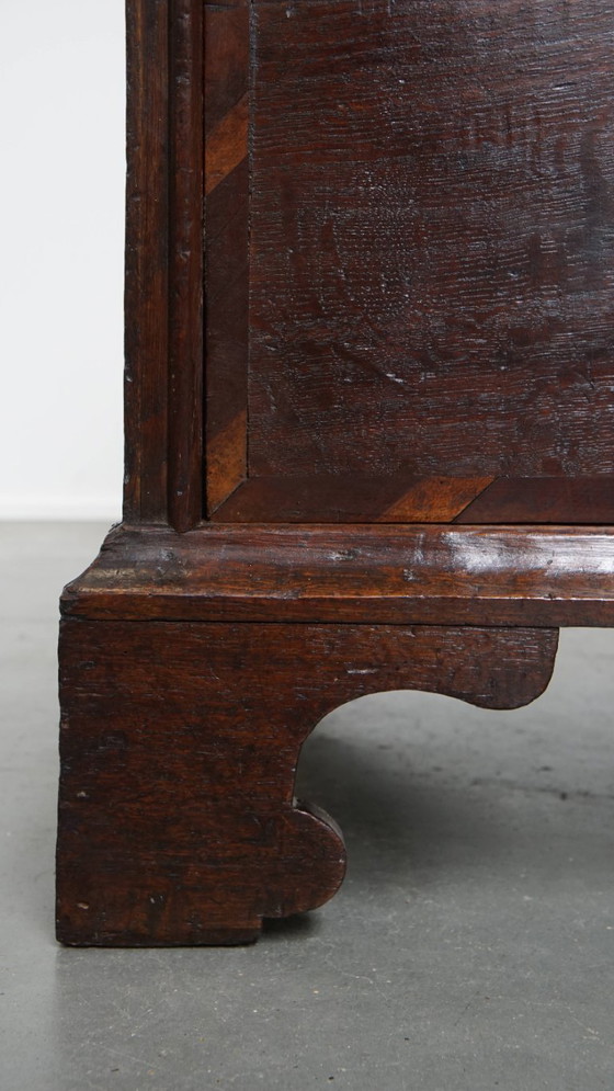 Image 1 of Englische antike Kommode aus Eiche mit Intarsien aus verschiedenen Holzarten