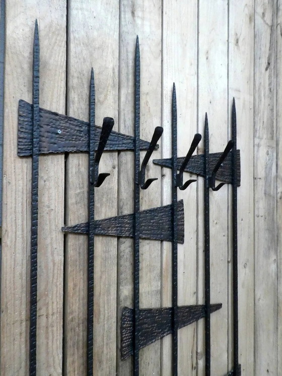 perchero brutalista, 1970 – polished steel, Hierro (photo 7 of 7)