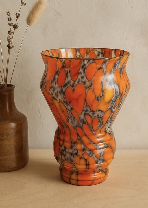 Wilhelm Kralik Söhne Art Deco vaas – Boheems mondgeblazen glas in oranje, geel en wit marmerpatroon (20 cm) | Bohemian Art Deco 