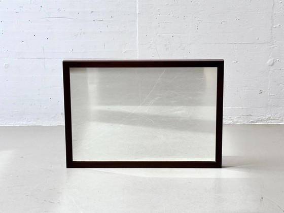 Image 1 of Espejo de pared de alta calidad con marco de madera marrón oscuro.