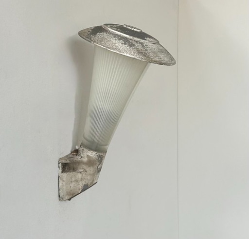 Lampada da parete vintage in olofane, metallo e vetro costolato, Francia 1940