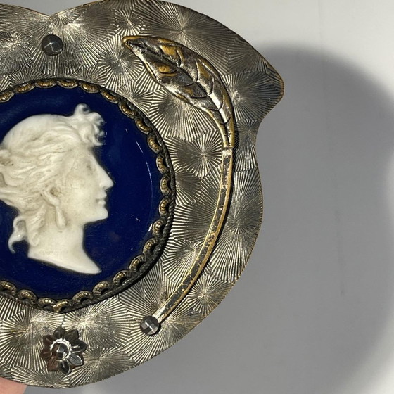 Gürtelschnalle mit Kamee-Porträt einer Dame im Profil – Dekorative Objekte, Porcelain, Ceramic, Art Nouveau (photo 4 of 6)