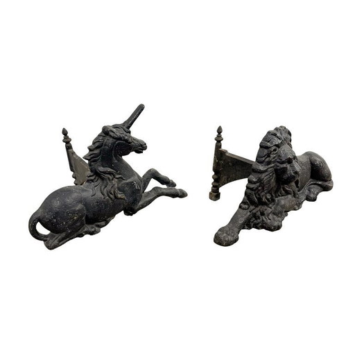 Par de raspadores de zapatos/perros de fuego antiguos de hierro fundido inglés con forma de león y unicornio