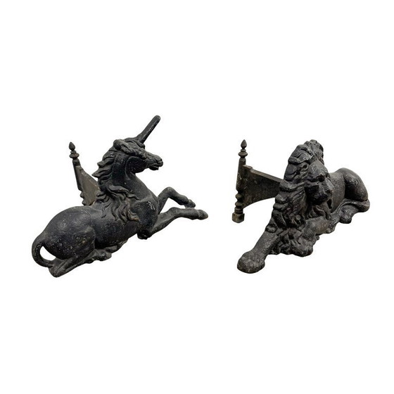 Image 1 of Paire de grattoirs à chaussures/chiens de cheminée anciens en fonte anglaise, représentant un lion et une licorne.