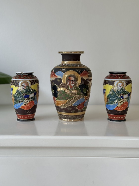 Image 1 of Vase ancien japonais de style Satsuma - avec accents dorés et décor de Geisha
