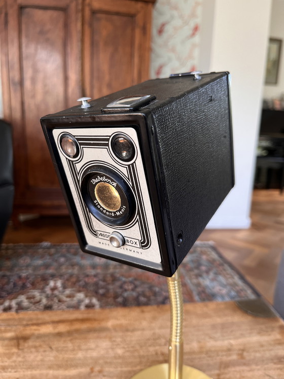 Image 1 of Unique vintage box camera lamp on a ‘golden’ lamp base