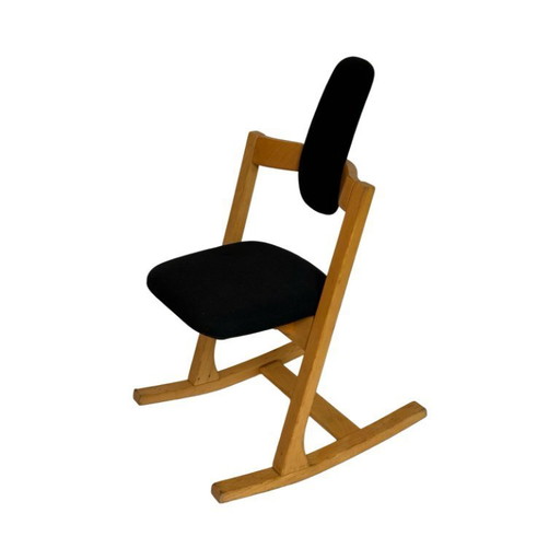 Peter Opsvik - Stokke - Pendulum - Ergonomisch gevormde schommelstoel - Zwarte stoffen bekleding en houten frame