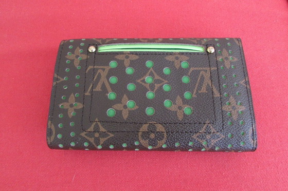 Image 1 of Porte feuille compact L.Vuitton,monogrammé perforé , intérieur vert