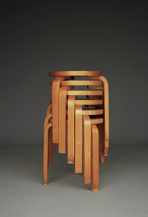 Set van 6 krukken model 60 van Alvar Aalto voor Artek Finland, jaren 1940.