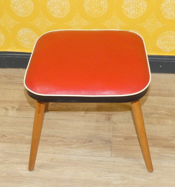 Image 1 of Tabouret des années 1950 à ressorts en bois rouge fifties classique rétro rockabilly stool