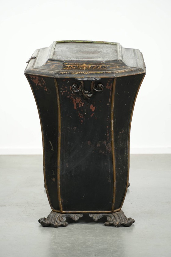 Elegant antique coal/hearth bin in Chinoiserie style from the 19th century with beautiful accents and brass (photo 7 of 16)