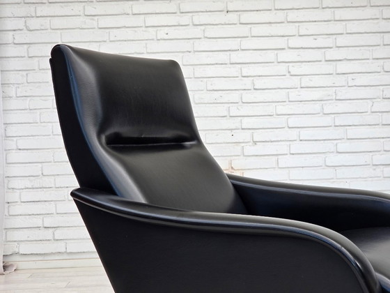 Image 1 of Deense fauteuil uit de jaren 70, zwart kunstleer, poten van teakhout.