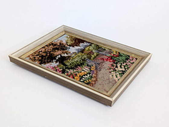 Image 1 of Ricamo vintage incorniciato con scena di giardino primaverile, arazzo da parete per arredamento in stile cottage.