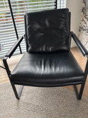 Leman Plus Lounge-Sessel, Stahlfarbe, schwarzes Leder