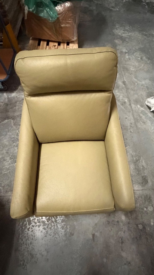 Nuova poltrona reclinabile elettrica di Poltronesofà nell'elegante colore beige/cammello.